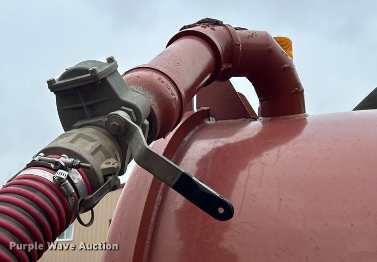 image for item DQ1066 1999 Sterling L7501  vacuum truck