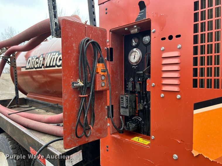 image for item DQ1066 1999 Sterling L7501  vacuum truck