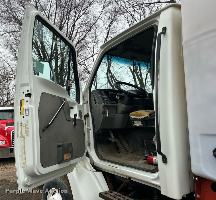 image for item DQ1066 1999 Sterling L7501  vacuum truck