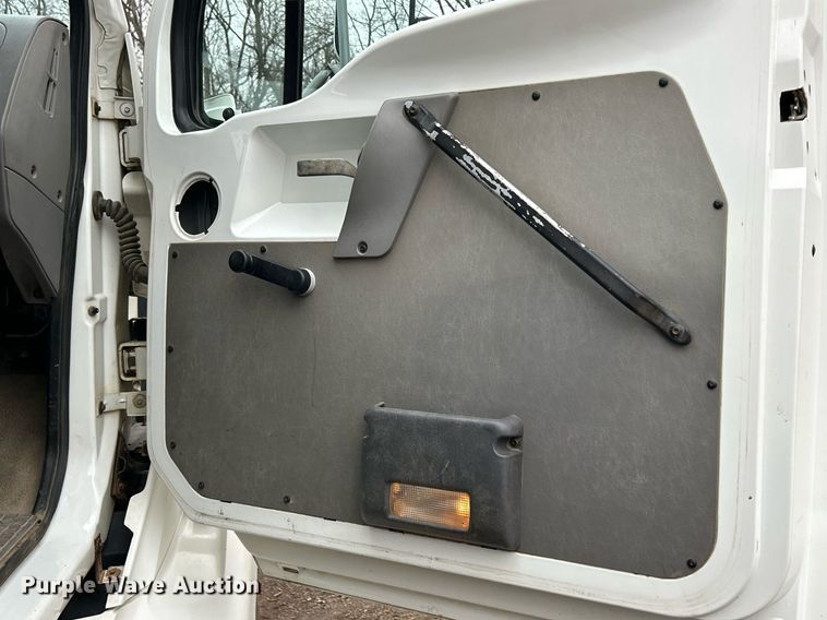 image for item DQ1066 1999 Sterling L7501  vacuum truck