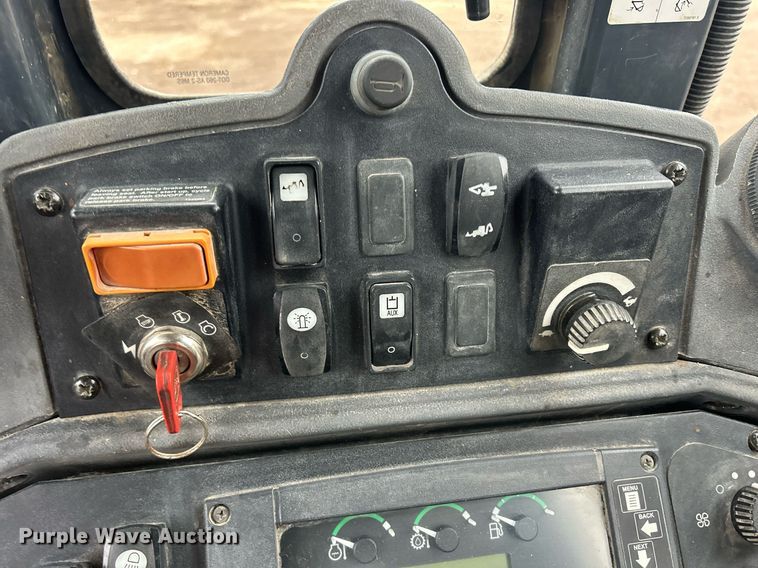 image for item DQ1068 2009 John Deere 710J  backhoe