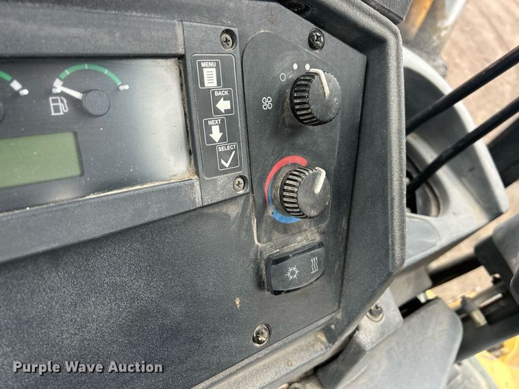 image for item DQ1068 2009 John Deere 710J  backhoe