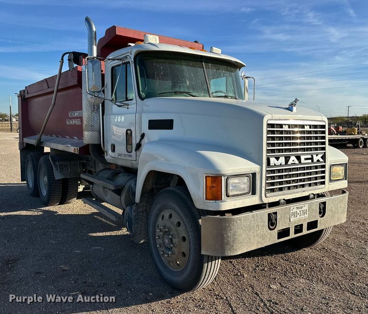 image for item DQ1555 2003 Mack CH613  dump truck