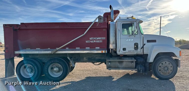 image for item DQ1555 2003 Mack CH613  dump truck