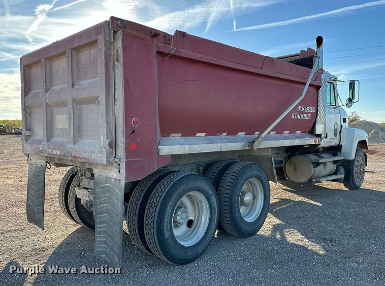 image for item DQ1555 2003 Mack CH613  dump truck