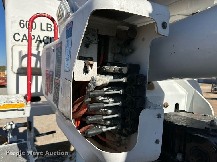 image for item DQ1558 2012 International WorkStar 7400  bucket truck