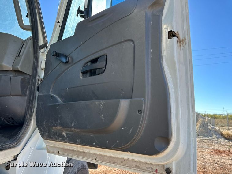 image for item DQ1558 2012 International WorkStar 7400  bucket truck