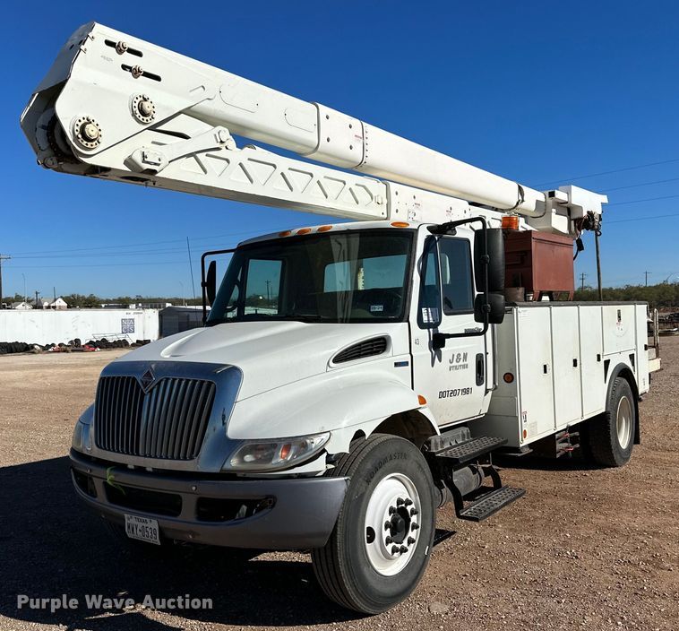 image for item DQ1559 2010 International DuraStar 4300  bucket truck