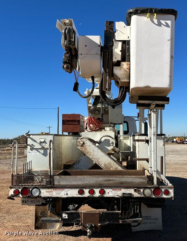 image for item DQ1559 2010 International DuraStar 4300  bucket truck