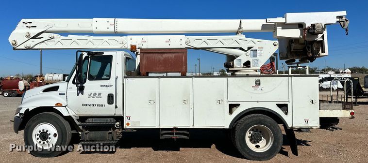 image for item DQ1559 2010 International DuraStar 4300  bucket truck