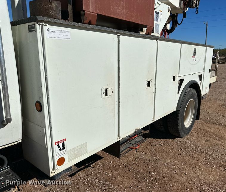 image for item DQ1559 2010 International DuraStar 4300  bucket truck