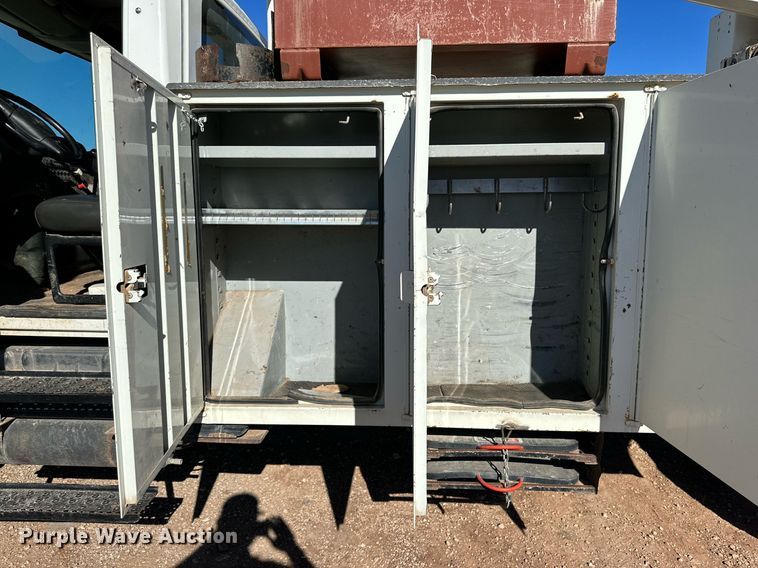 image for item DQ1559 2010 International DuraStar 4300  bucket truck