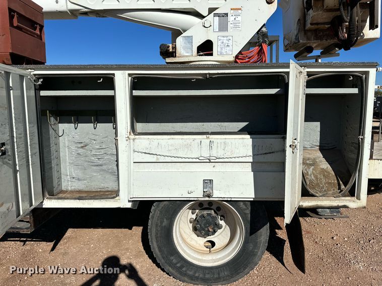 image for item DQ1559 2010 International DuraStar 4300  bucket truck