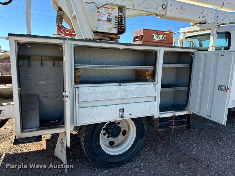 image for item DQ1559 2010 International DuraStar 4300  bucket truck