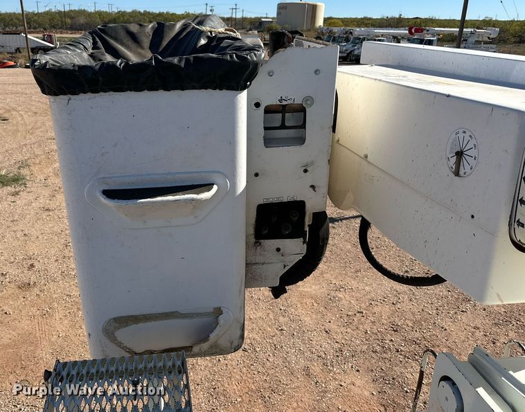 image for item DQ1559 2010 International DuraStar 4300  bucket truck