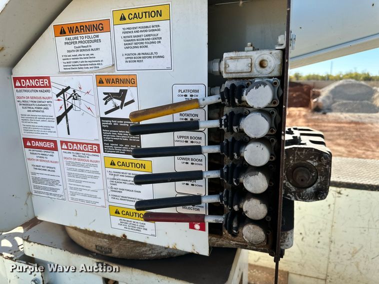 image for item DQ1559 2010 International DuraStar 4300  bucket truck