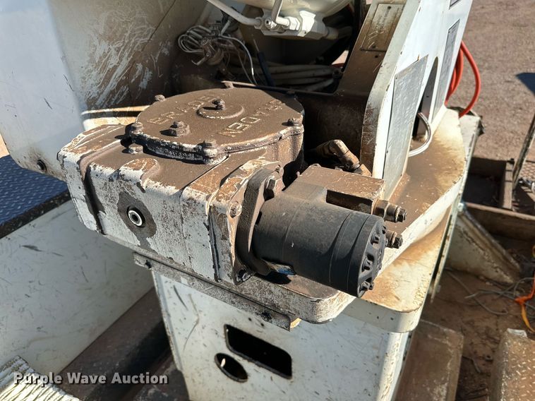 image for item DQ1559 2010 International DuraStar 4300  bucket truck