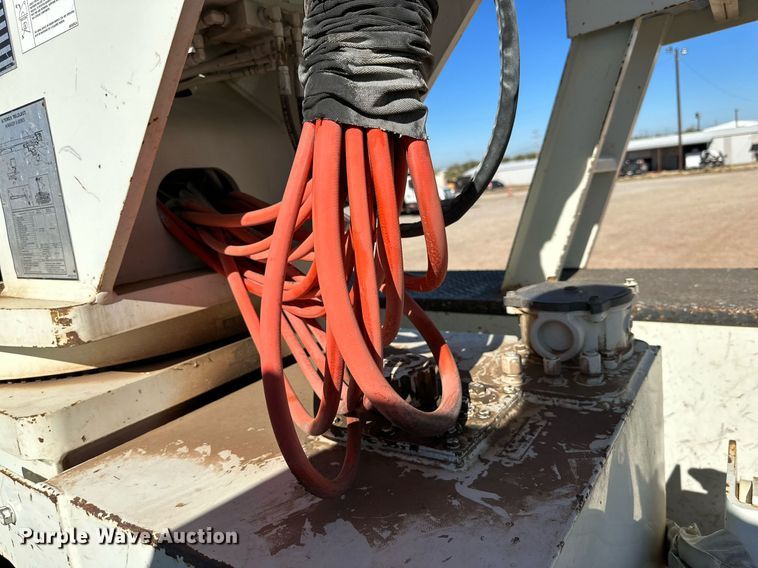 image for item DQ1559 2010 International DuraStar 4300  bucket truck