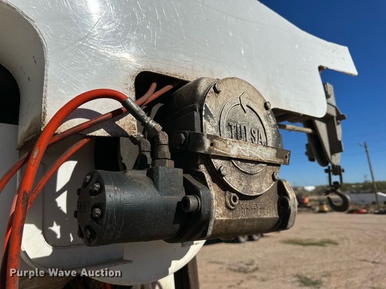 image for item DQ1559 2010 International DuraStar 4300  bucket truck