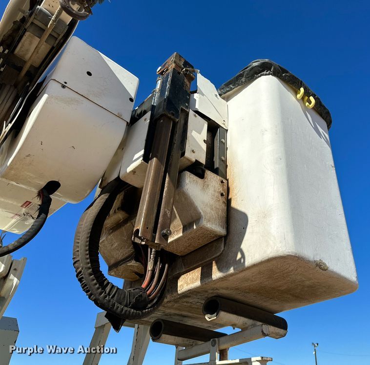 image for item DQ1559 2010 International DuraStar 4300  bucket truck