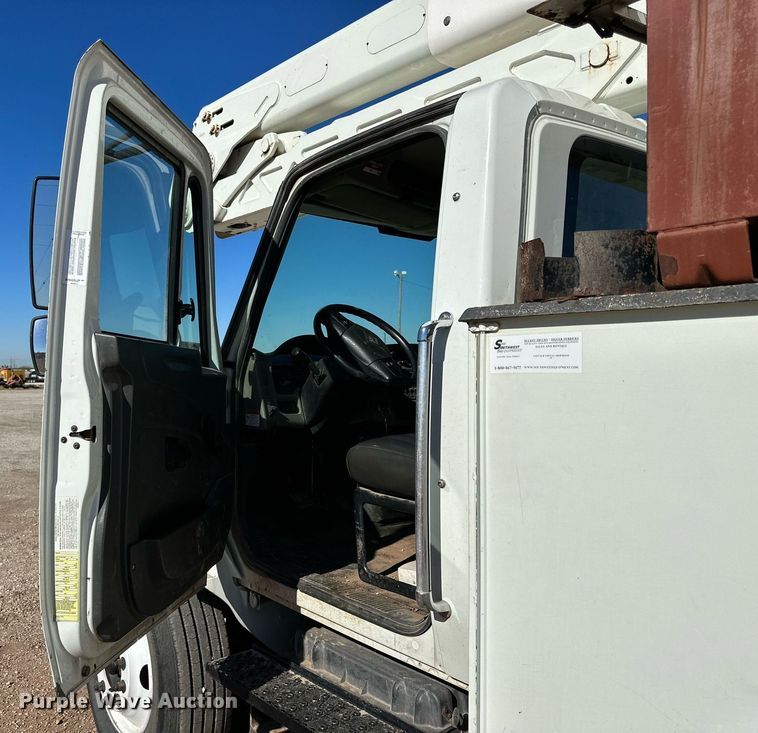 image for item DQ1559 2010 International DuraStar 4300  bucket truck