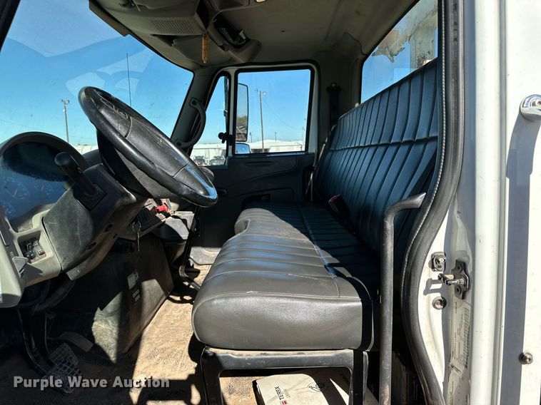 image for item DQ1559 2010 International DuraStar 4300  bucket truck