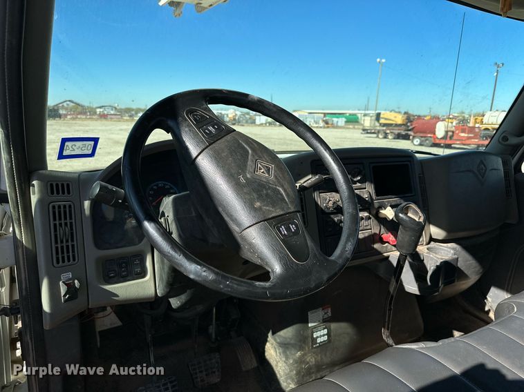 image for item DQ1559 2010 International DuraStar 4300  bucket truck