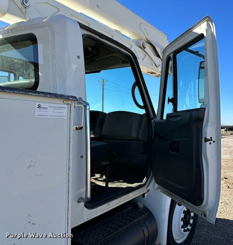 image for item DQ1559 2010 International DuraStar 4300  bucket truck