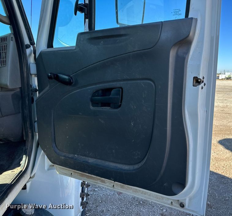 image for item DQ1559 2010 International DuraStar 4300  bucket truck