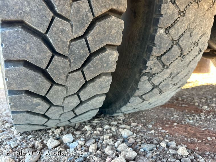 image for item DQ1559 2010 International DuraStar 4300  bucket truck