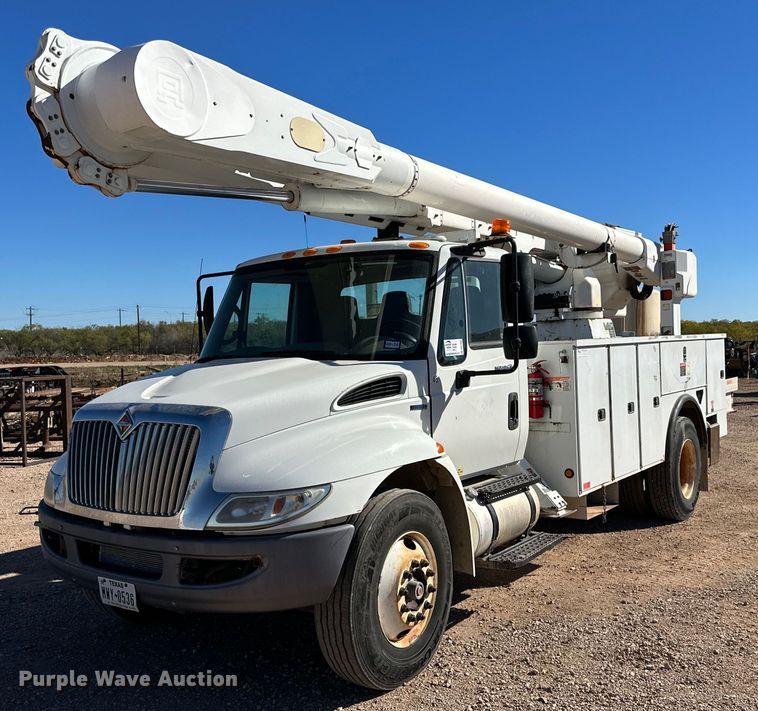 image for item DQ1560 2010 International DuraStar 4300  bucket truck