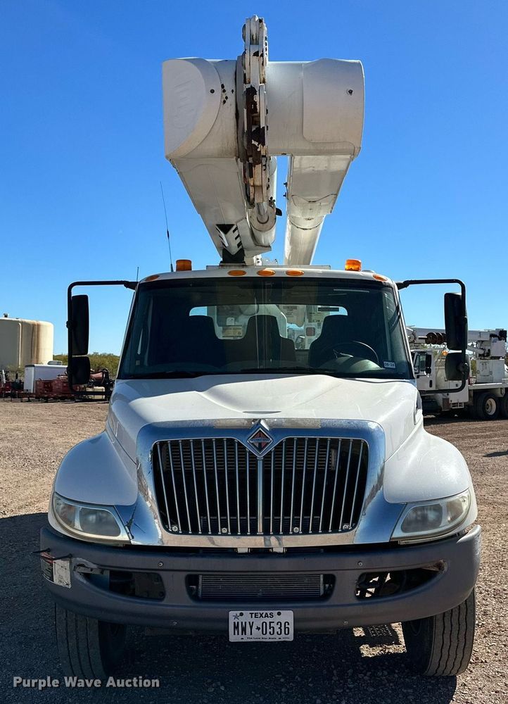 image for item DQ1560 2010 International DuraStar 4300  bucket truck