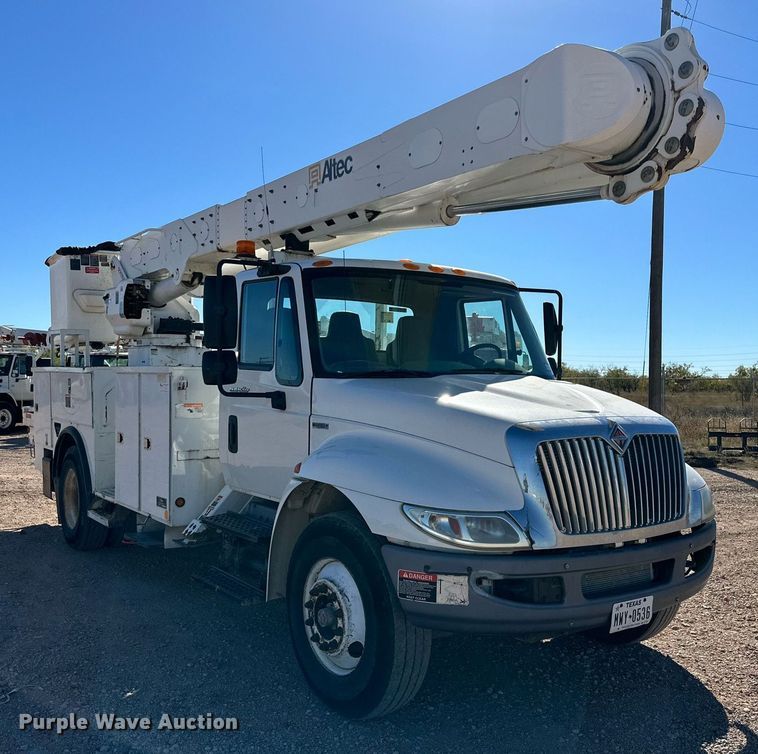 image for item DQ1560 2010 International DuraStar 4300  bucket truck