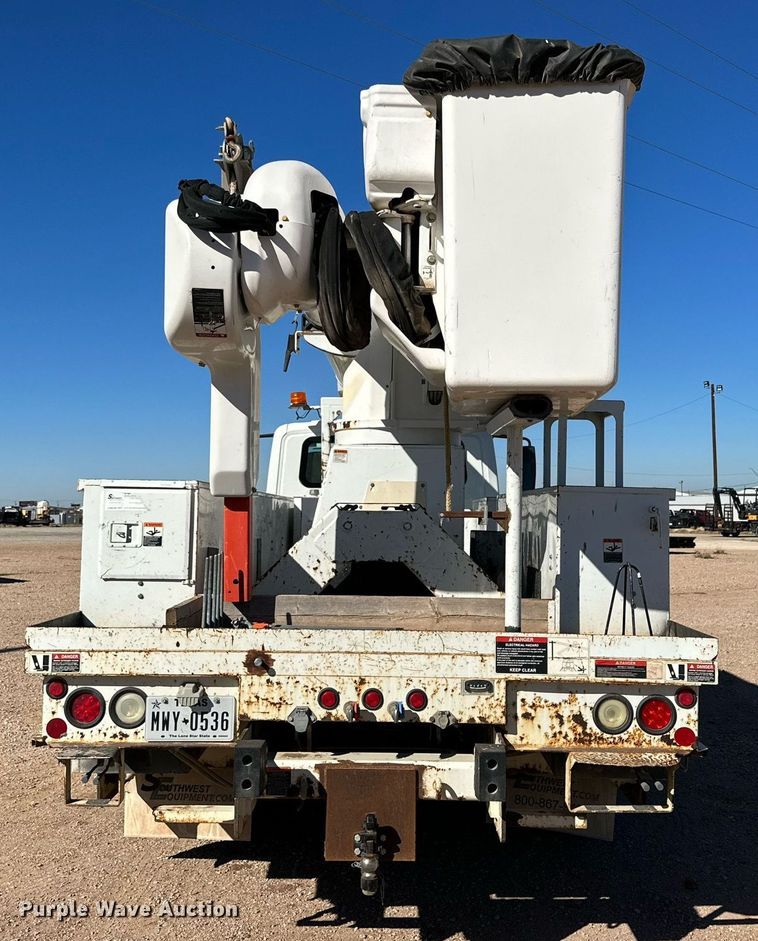 image for item DQ1560 2010 International DuraStar 4300  bucket truck