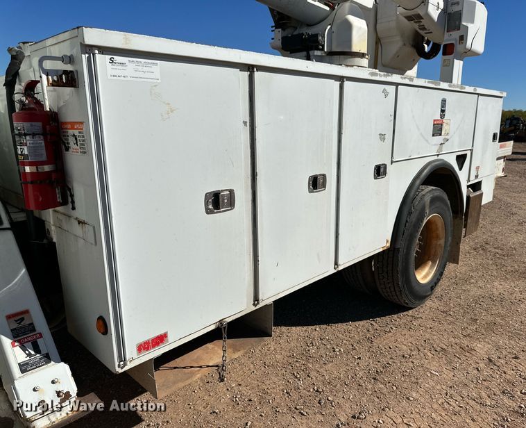 image for item DQ1560 2010 International DuraStar 4300  bucket truck