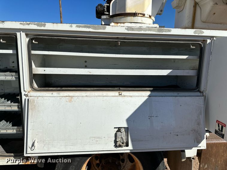 image for item DQ1560 2010 International DuraStar 4300  bucket truck