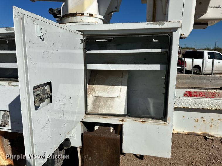 image for item DQ1560 2010 International DuraStar 4300  bucket truck