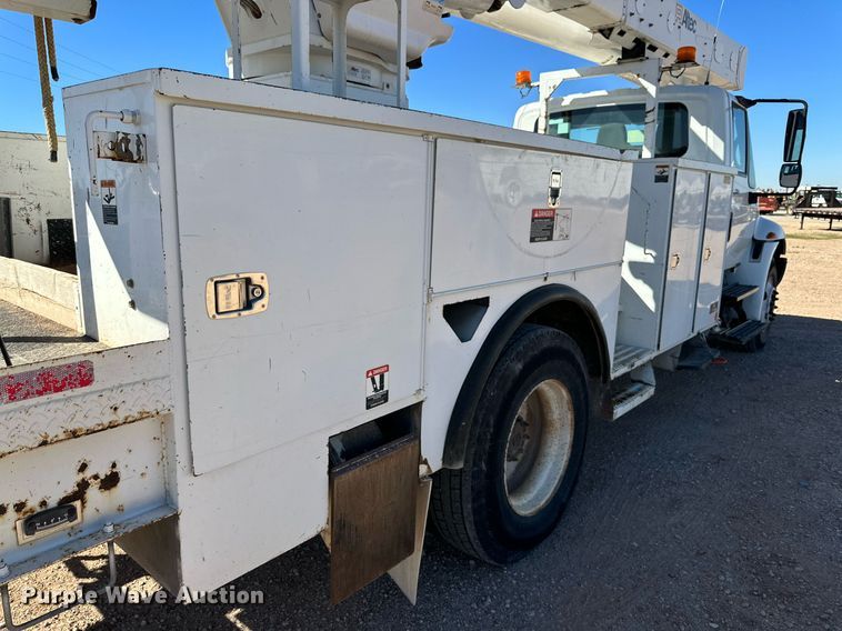 image for item DQ1560 2010 International DuraStar 4300  bucket truck