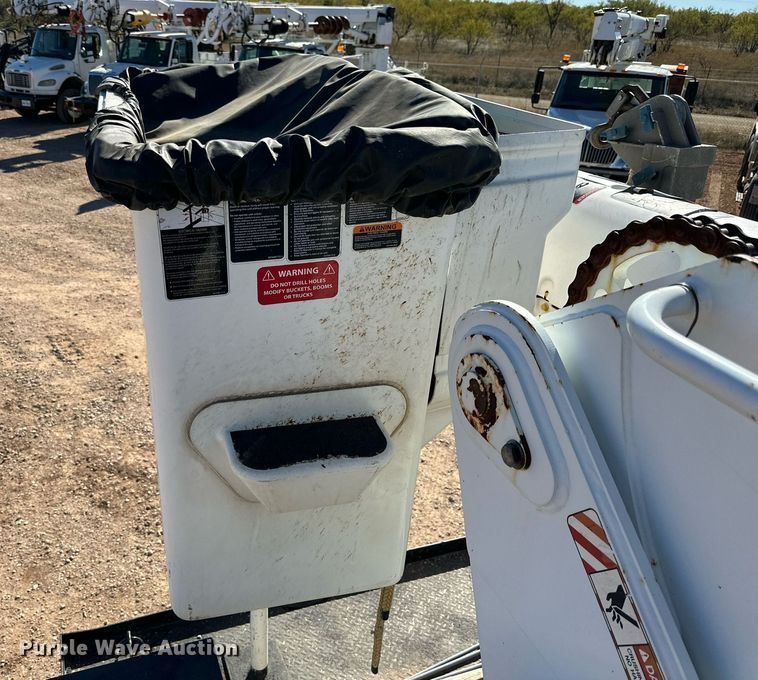 image for item DQ1560 2010 International DuraStar 4300  bucket truck