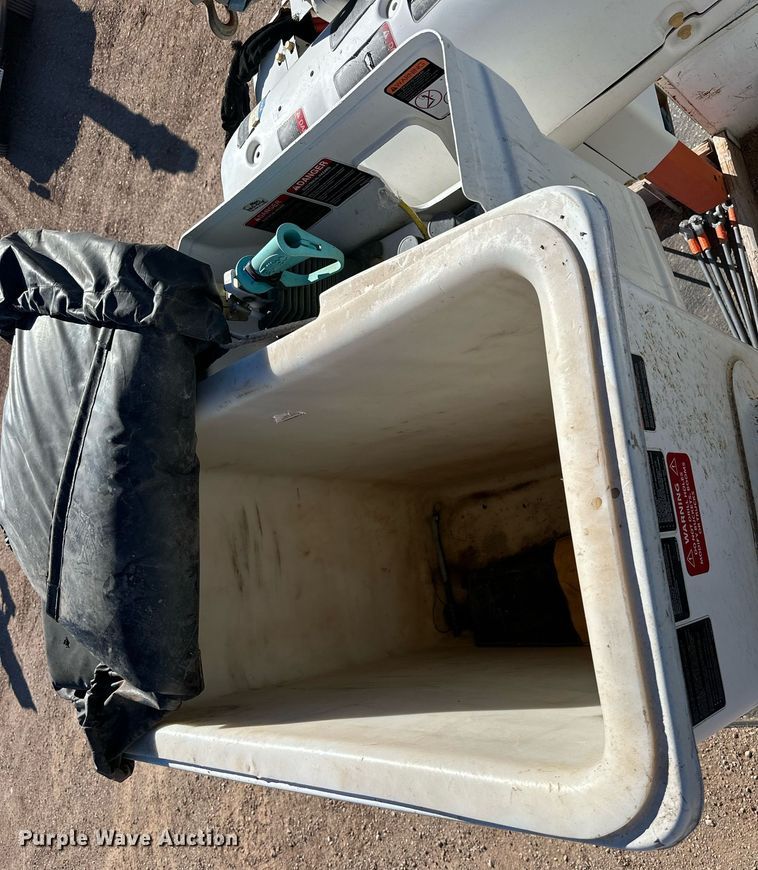 image for item DQ1560 2010 International DuraStar 4300  bucket truck