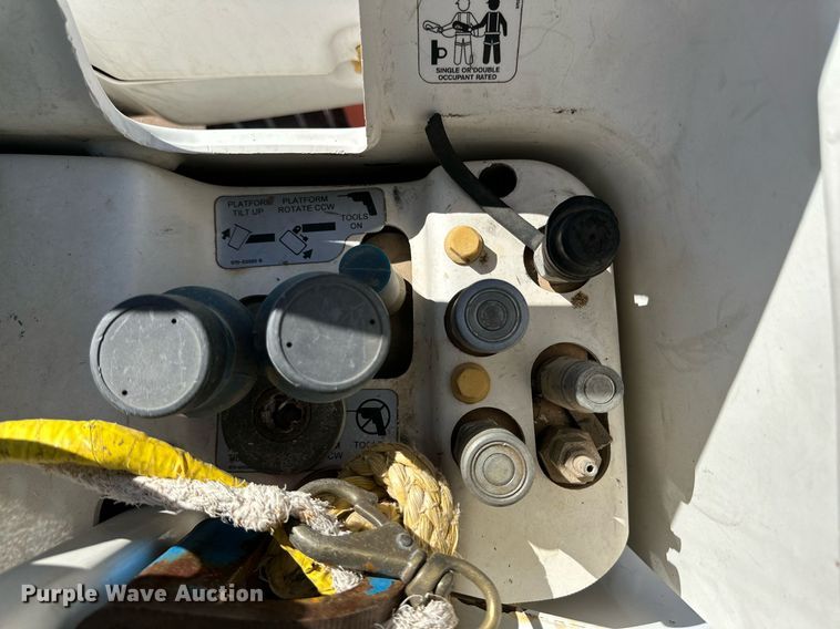 image for item DQ1560 2010 International DuraStar 4300  bucket truck