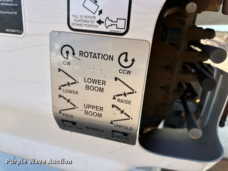 image for item DQ1560 2010 International DuraStar 4300  bucket truck