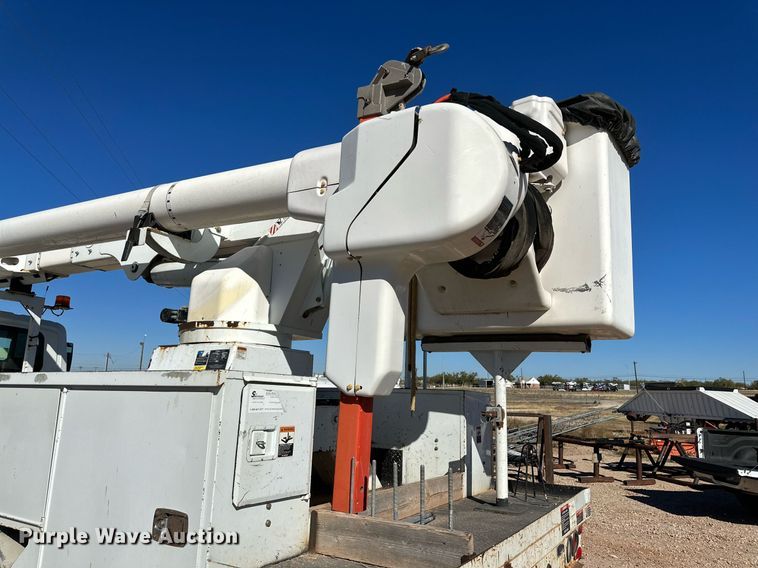 image for item DQ1560 2010 International DuraStar 4300  bucket truck