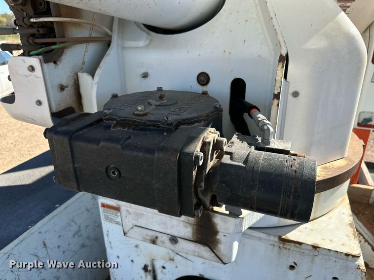 image for item DQ1560 2010 International DuraStar 4300  bucket truck