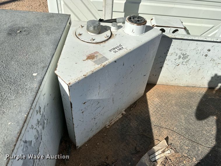 image for item DQ1560 2010 International DuraStar 4300  bucket truck