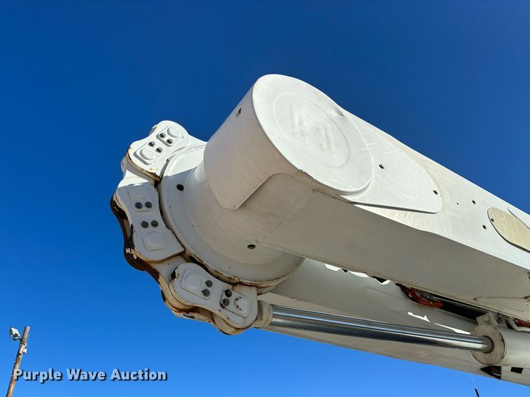 image for item DQ1560 2010 International DuraStar 4300  bucket truck