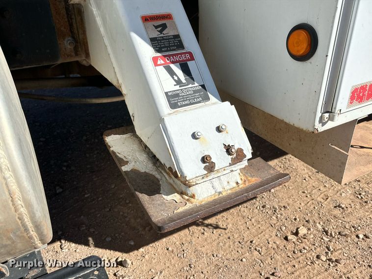 image for item DQ1560 2010 International DuraStar 4300  bucket truck