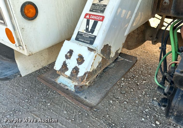 image for item DQ1560 2010 International DuraStar 4300  bucket truck