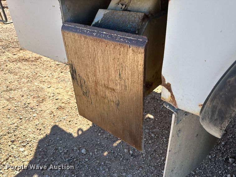 image for item DQ1560 2010 International DuraStar 4300  bucket truck