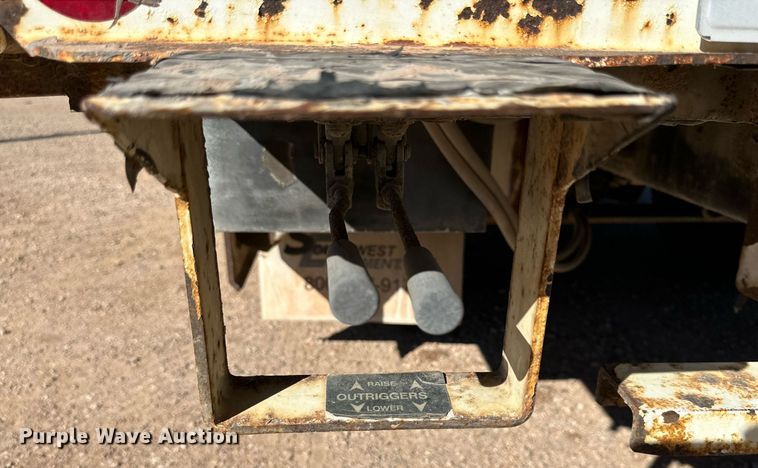 image for item DQ1560 2010 International DuraStar 4300  bucket truck